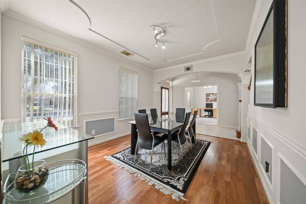 If you've got a larger table this space can accommodate with the!