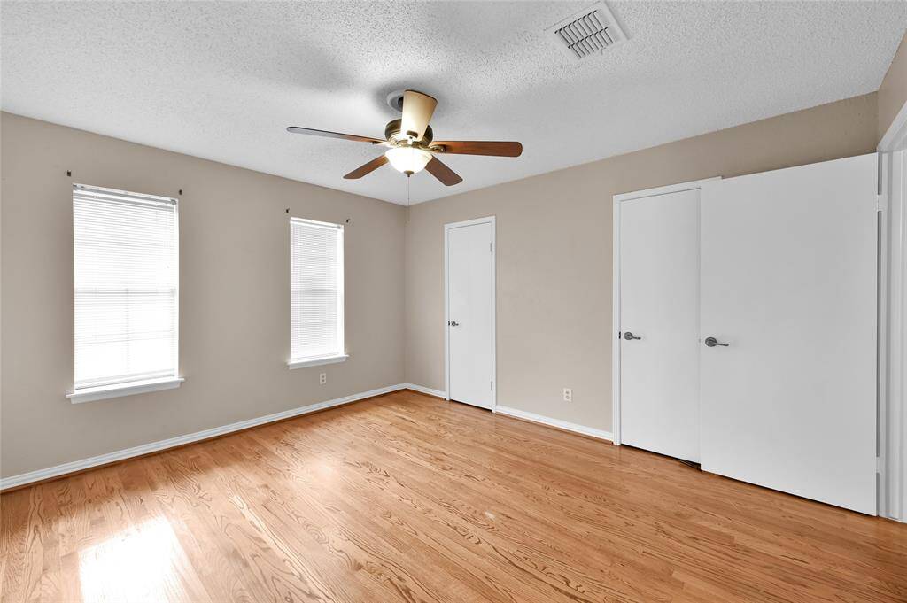 This gorgeous well-lit bedroom includes a closet with dual access through 2 doors, while the interior is divided for added organization.