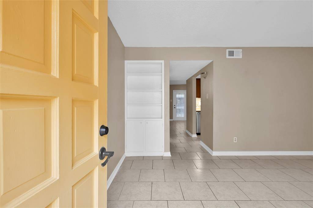 Inviting and spacious entrance to this 2 bedroom condo. It offers 2 separate living areas with a lovely kitchen between them .