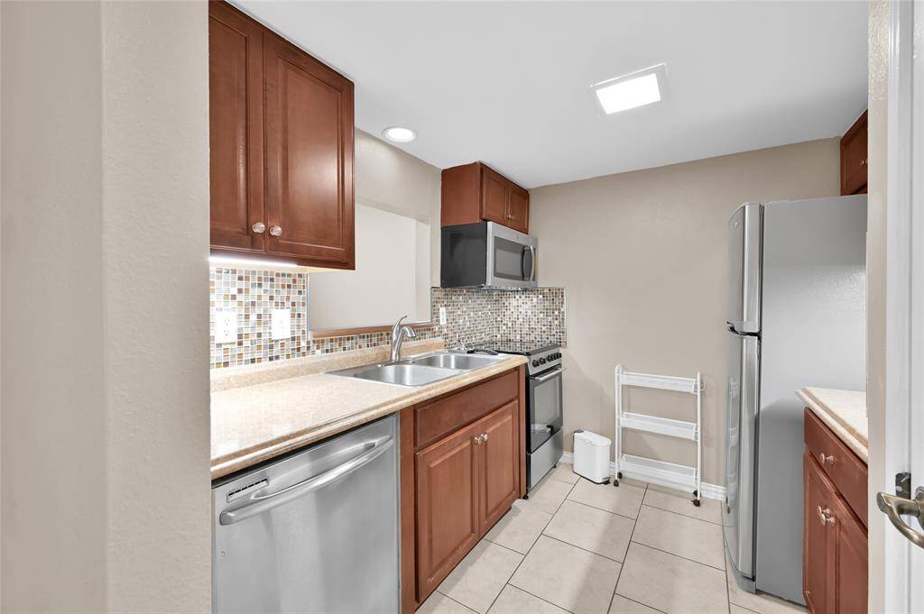 Functional and well-appointed kitchen featuring stylish back splash. Includes a great size microwave, sterling steel dishwasher, fridge and stove. Just beautiful!