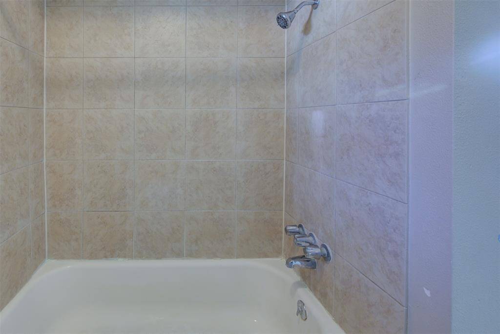 Tub/shower combo in primary bath.