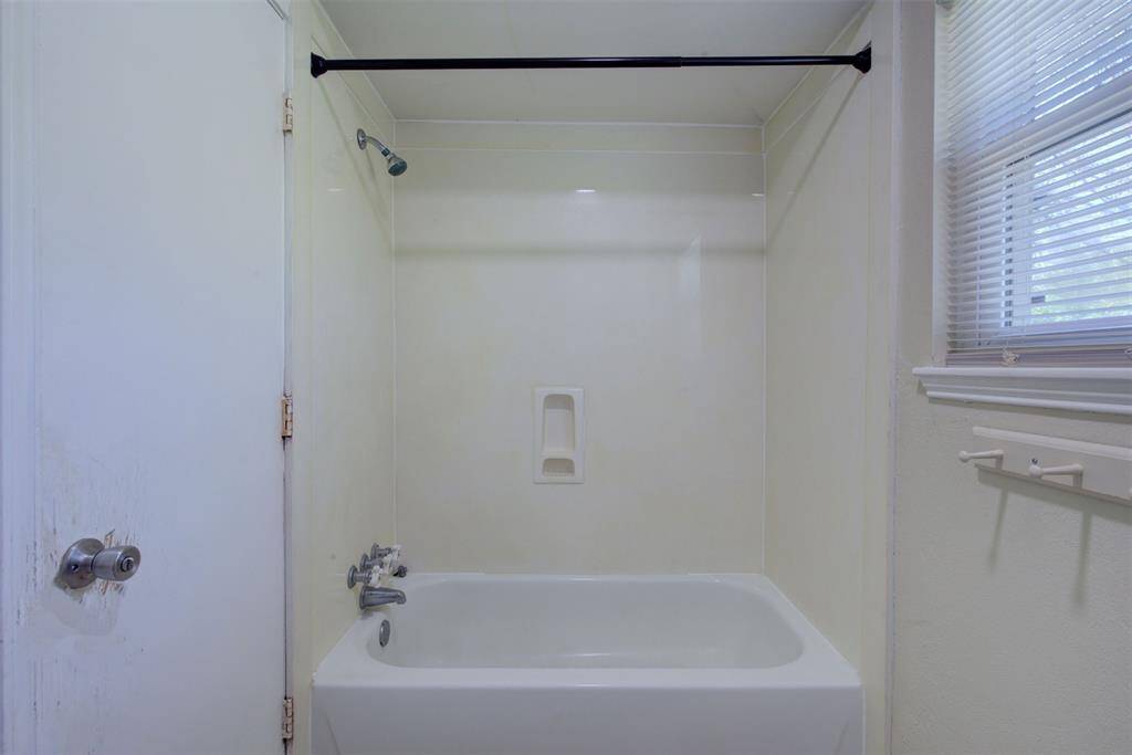 Tub/shower combo in this secondary full bath upstairs.