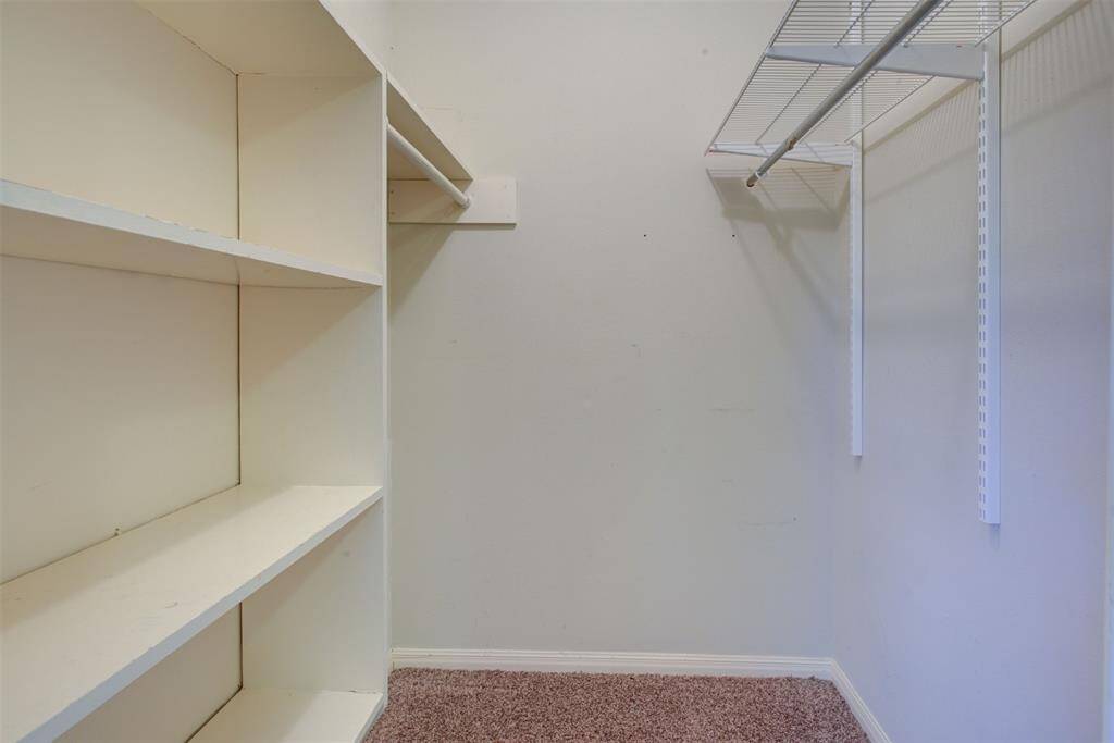 What a great closet for a secondary bedroom!