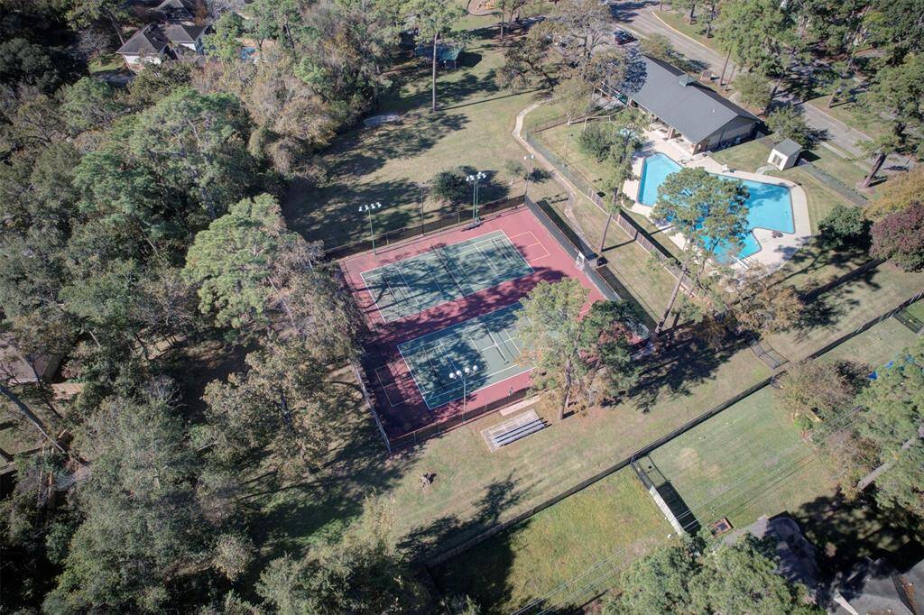Walking distance to the park, pool, tennis courts and clubhouse!