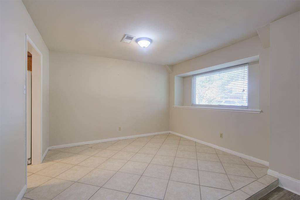 Formal dining with easy access to the kitchen! Makes serving a breeze!