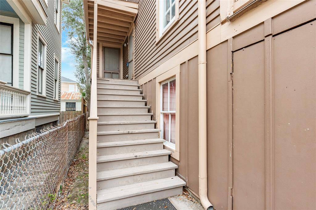 Entry to 1st level from left side of house