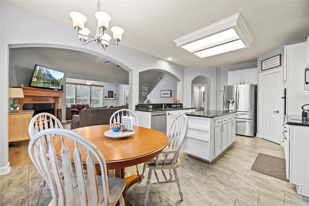 Enjoy Wednesday night lasagna or Saturday morning pancakes in this charming breakfast area.
