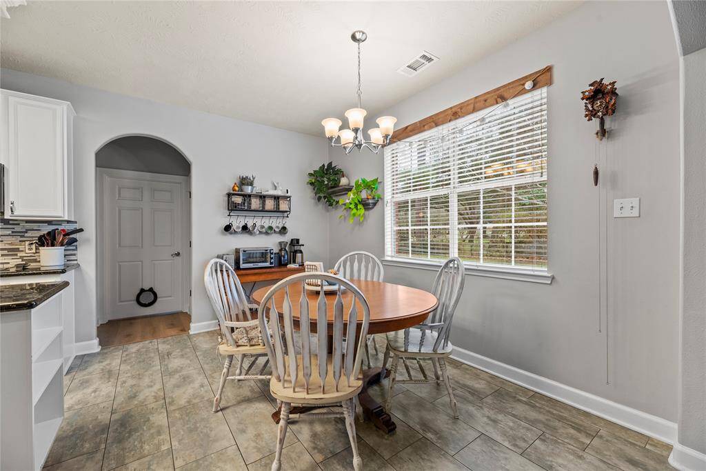 Enjoy casual meals with your favorite people surrounded by oversized windows with amazing views. This beautiful breakfast area offers the ideal space to enjoy good food and great conversation.