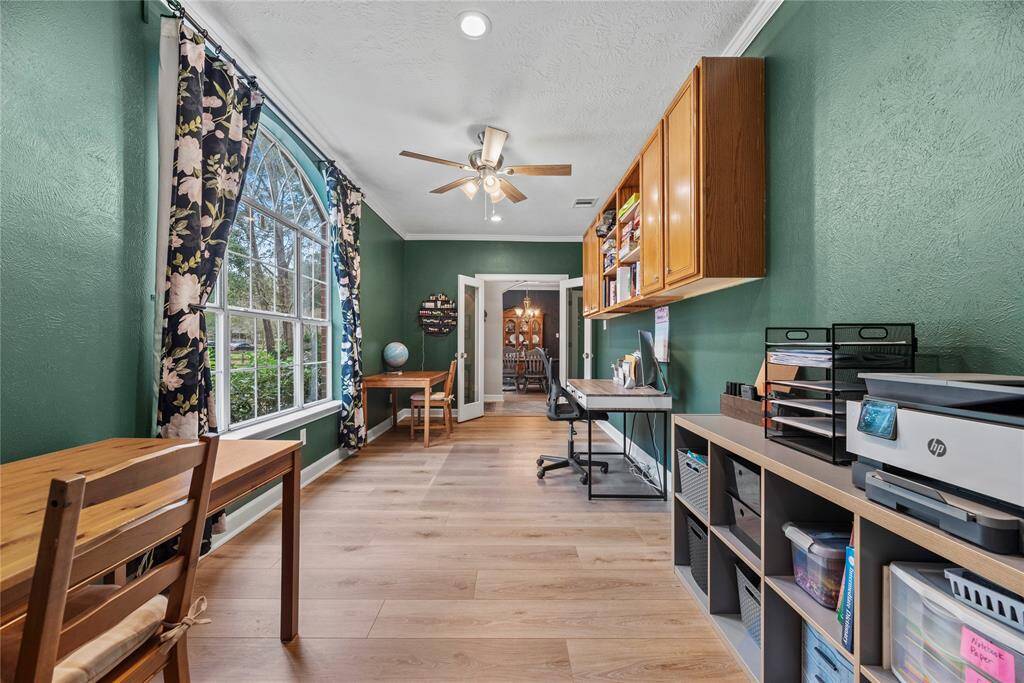 Let your imagination run wild with all of the possibilities. This fantastic flex or bonus room offers countless options for use of the space.