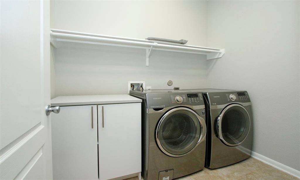 Spacious utility room with storage Washer and dryer stay!!