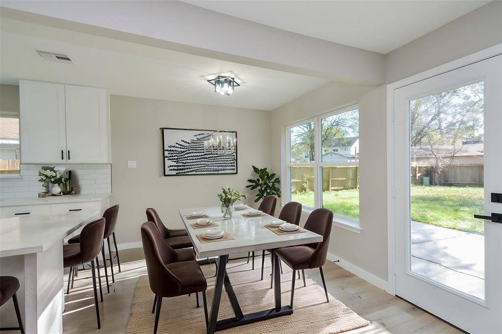 The large windows illuminate the area, fostering a warm and inviting atmosphere for every meal.
