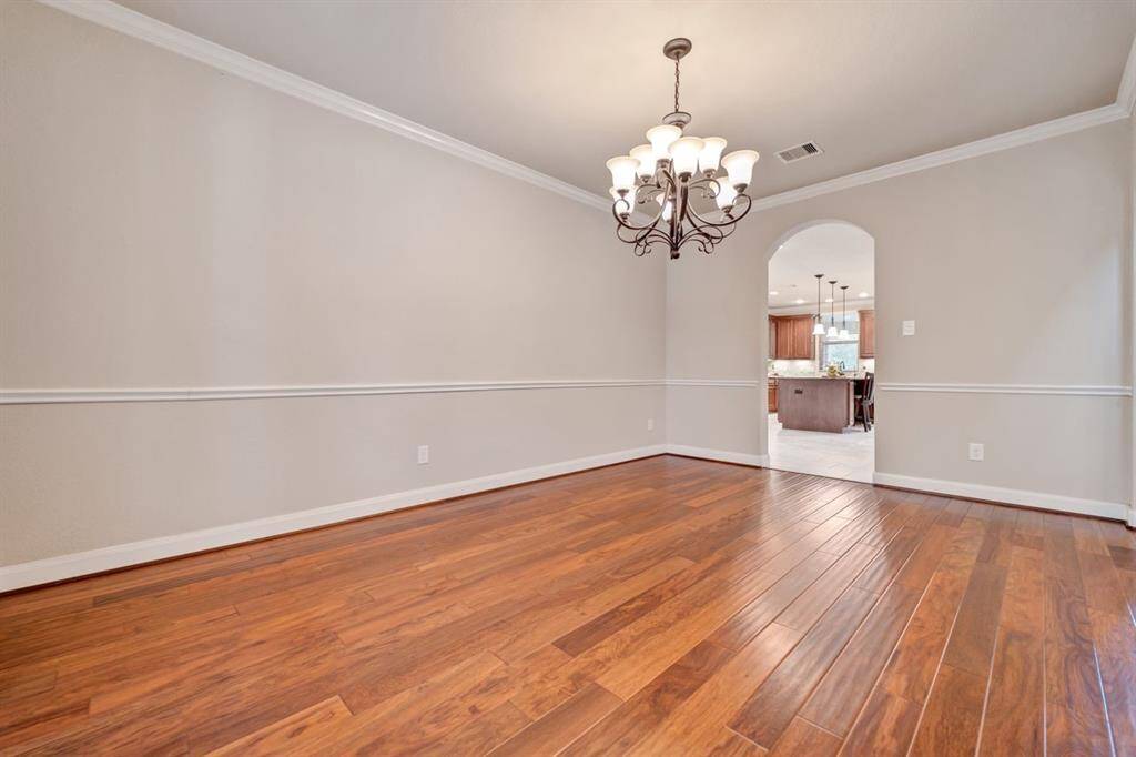 Dining room with entrance to the kitchen for convenience