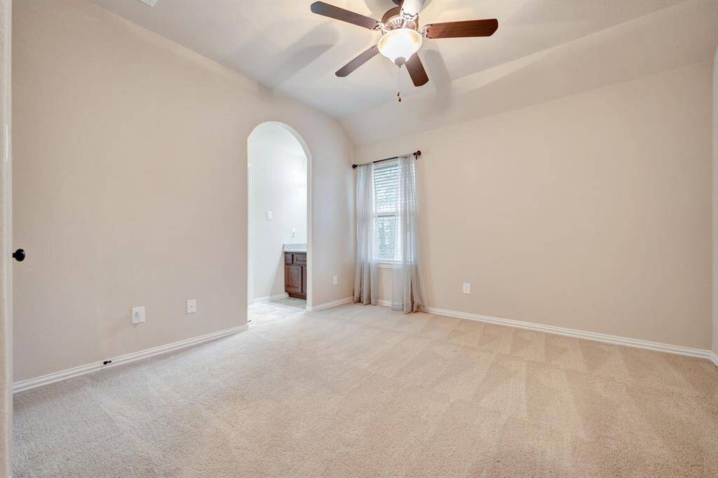 Upstairs bedroom with Jack and Jill bathroom, tall ceilings and walk-in closets