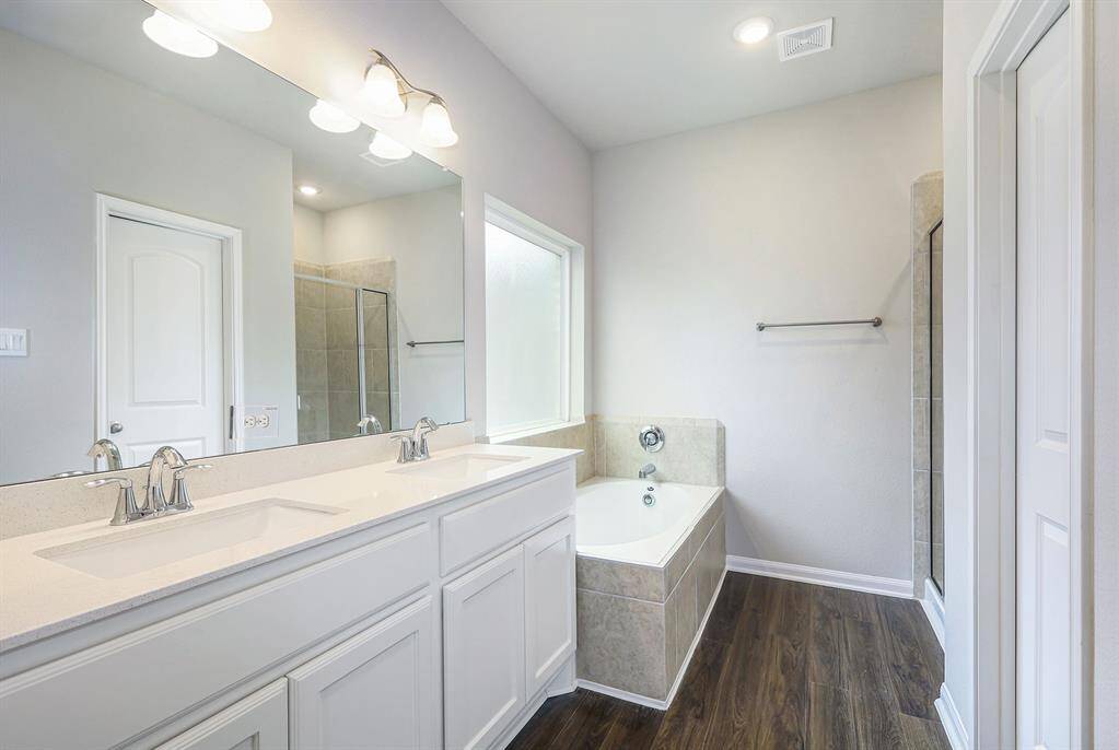 Picture of previously built home-En suite with separate shower and tub