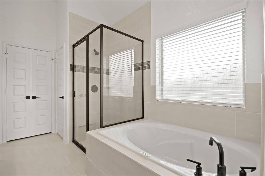 Soaker tub and separate shower in owner's bath