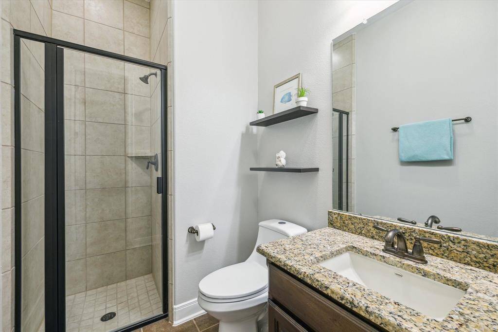En-suite bath for bedroom #2