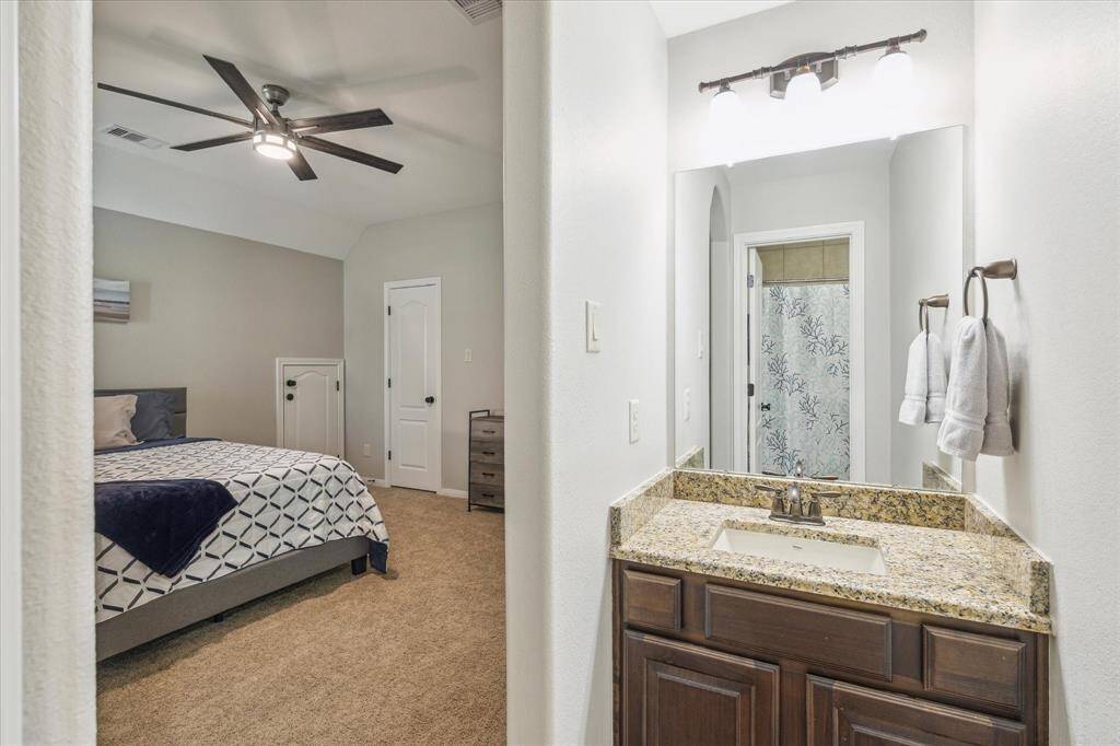 En-suite bath for bedroom #3