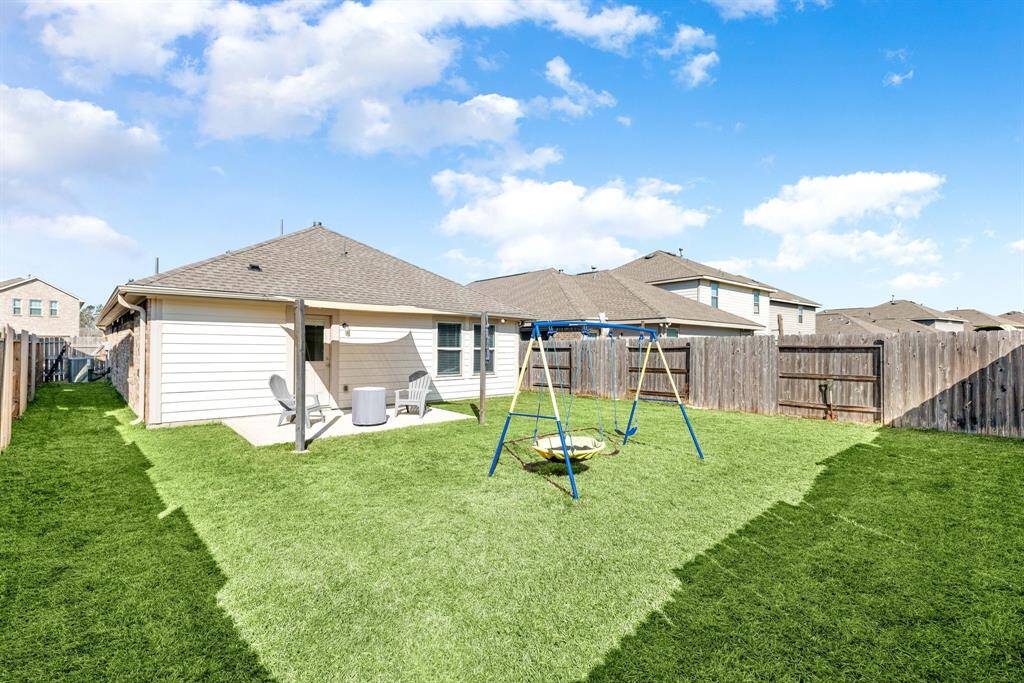Come and see this spacious backyard with its patio and convenient sunshade. There is plenty of room for the kids to play and adults to relax!