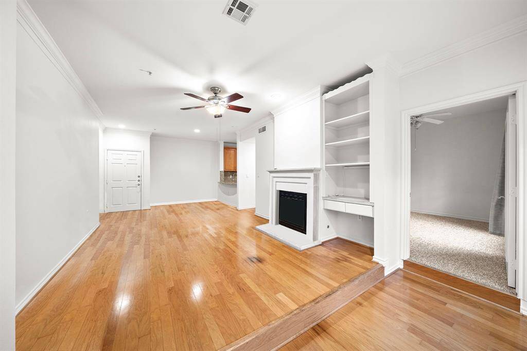 Just moments from The Galleria Mall, Uptown Park, and Houston’s finest dining, with easy access to major highways.