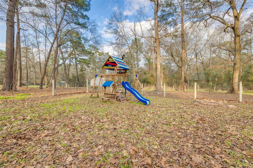 Picture for reference of size of property - play set not included