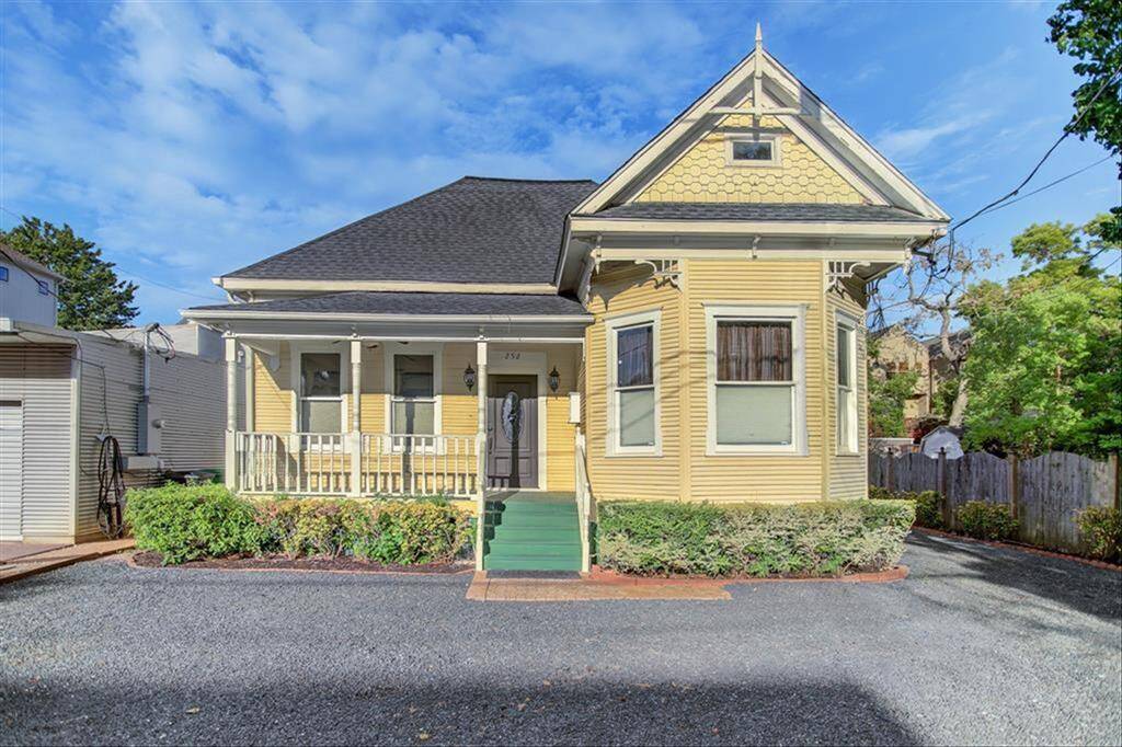 Charming bungalow with plenty of parking and prime location!