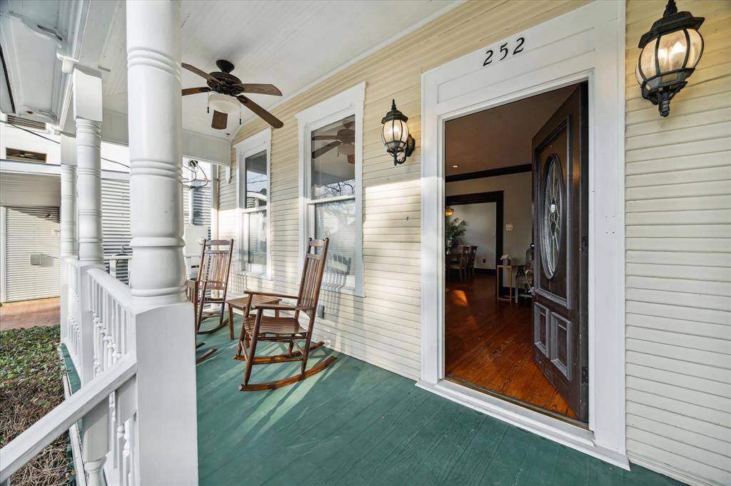 This home is steps away to Memorial Park, Buffalo Bayou & restaurants.