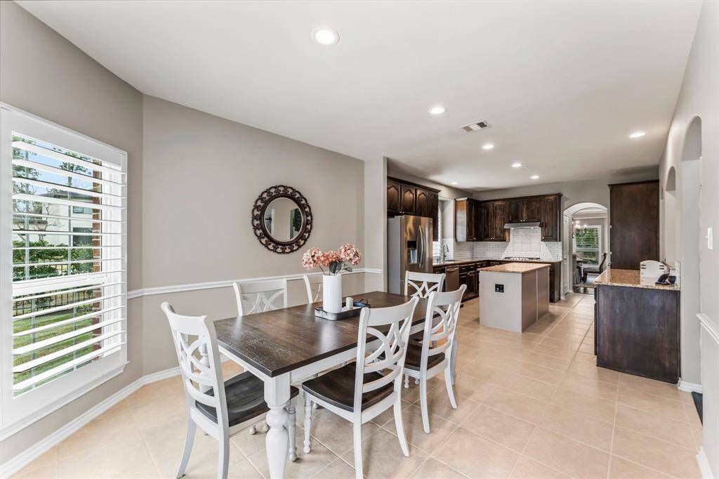 Breakfast room and kitchen combo!