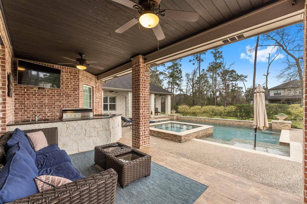 An outdoor dream! There is plenty of room to relax and entertain!