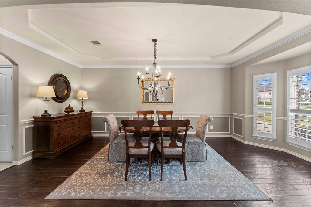 Formal dining room large enough for hosting all you favorite guests for dinner.