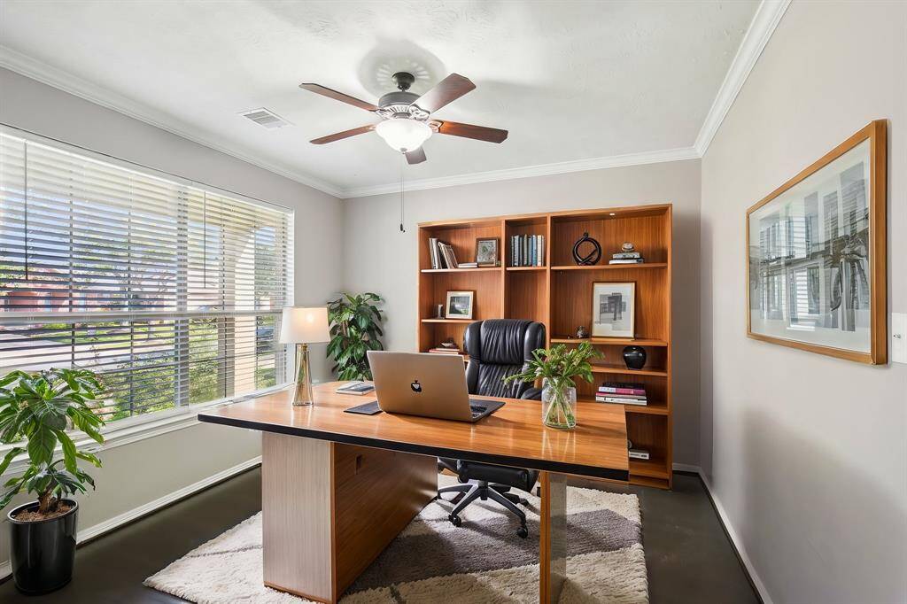*This room has been virtually staged to illustrate it's potential*