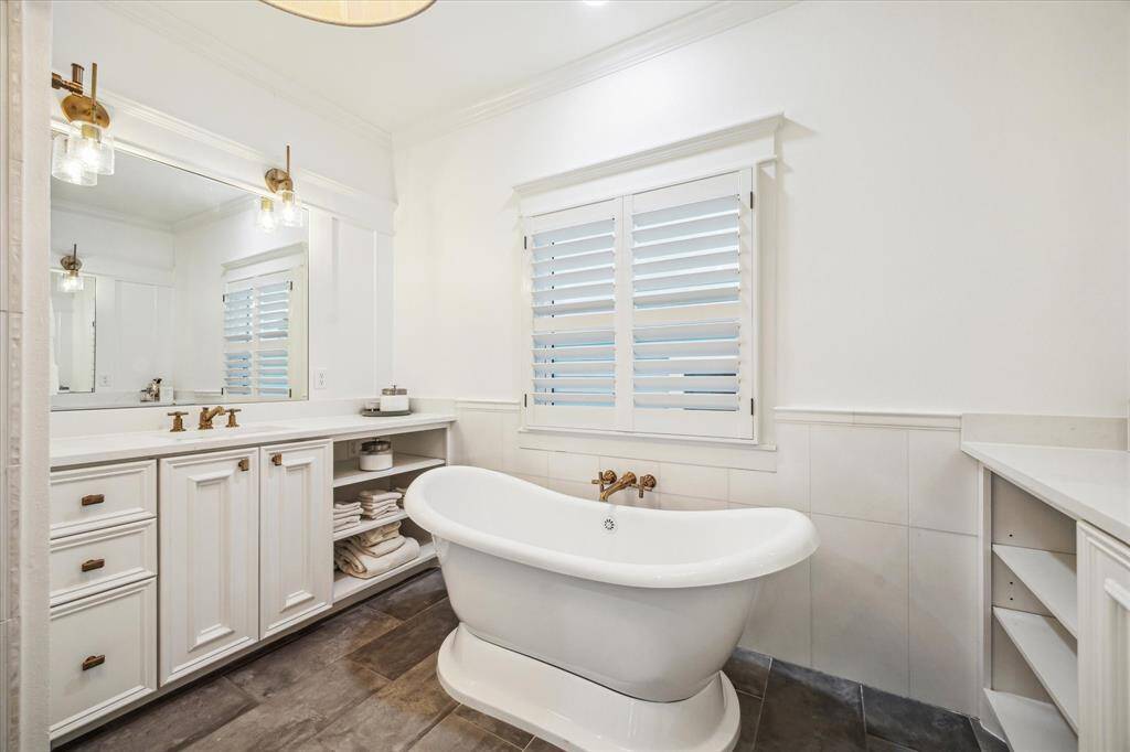 With double sinks and vanities, you'll enjoy generous space and storage, making getting ready each day a breeze.