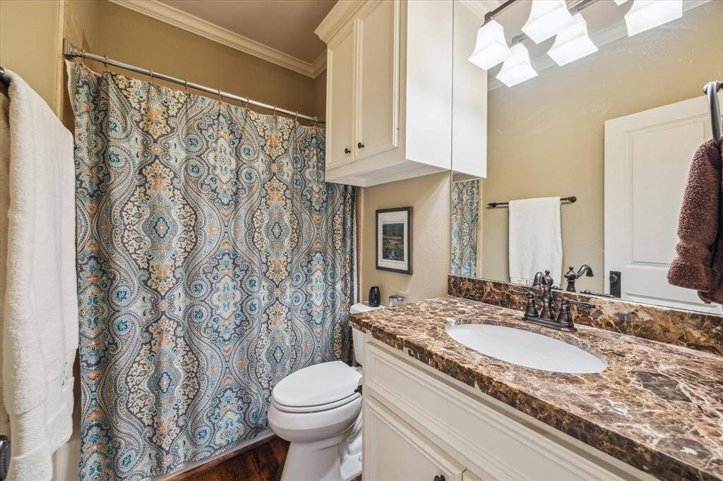 Ensuite bath with a shower/tub combo.