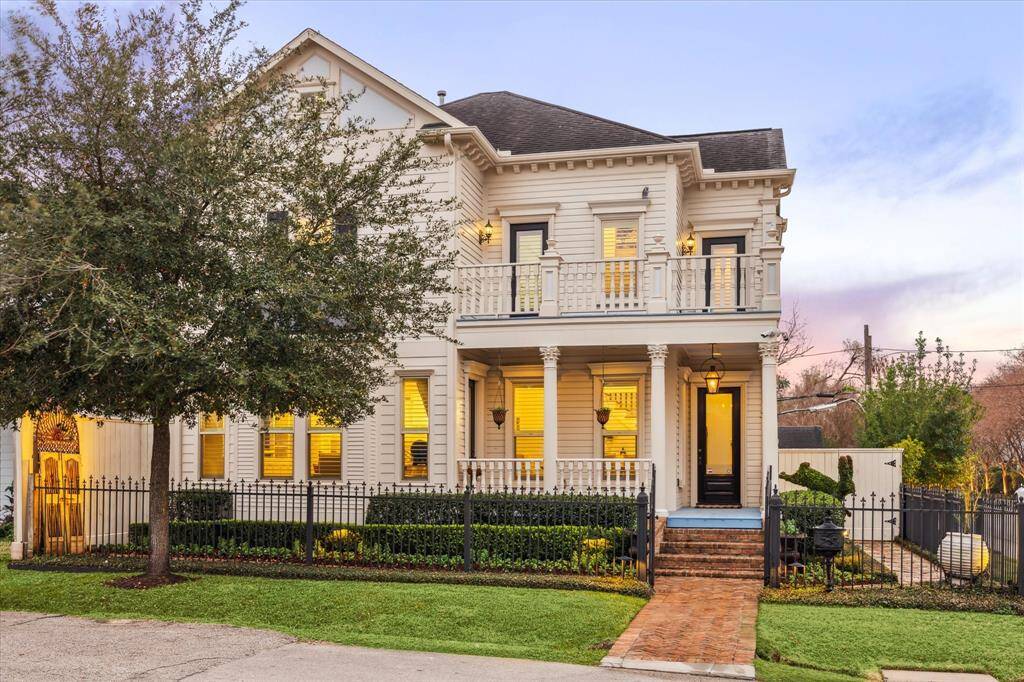 Other notable features of the home: PVC & PEX plumbing, keyless entry locks and under home insulation.