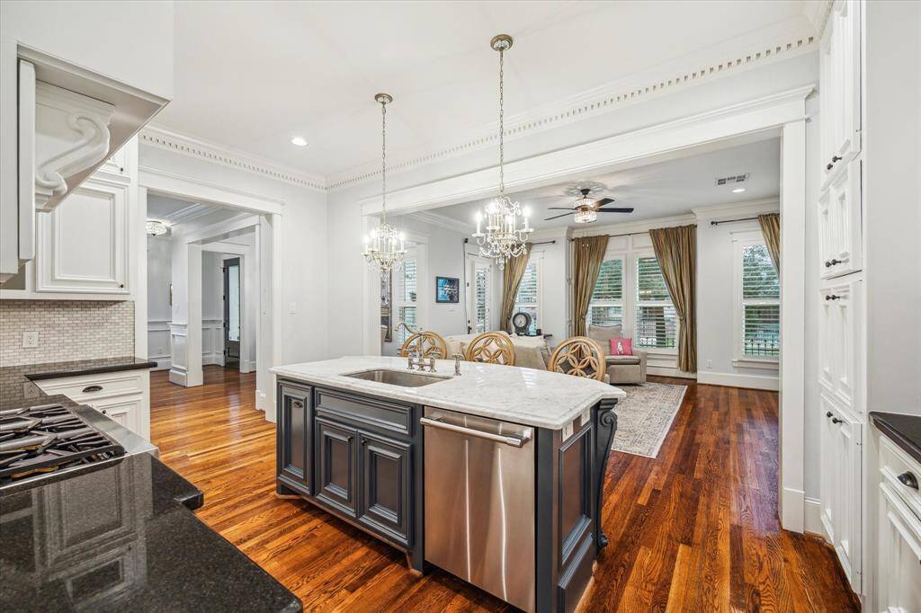 The open floor plan between the kitchen and the living room provides an easy flow for daily life as well as for entertaining.