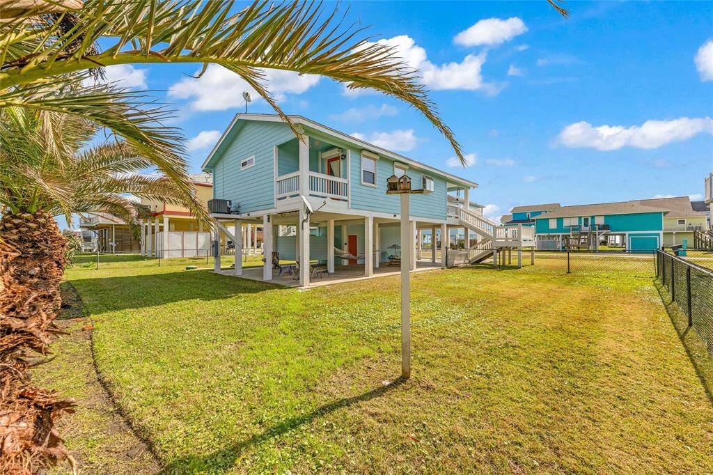 Large fenced in yard! Percect spot for a pool.