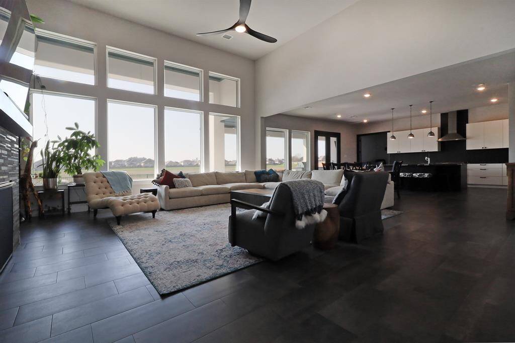 Floor to ceiling windows making it light and bright.