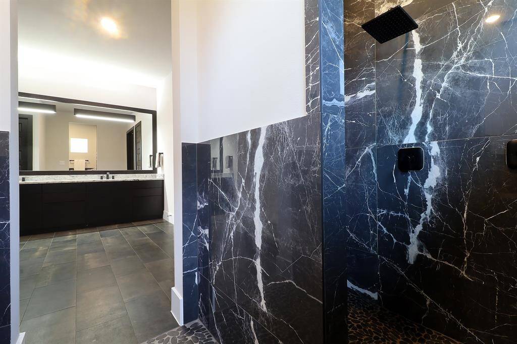 Large dual head shower.