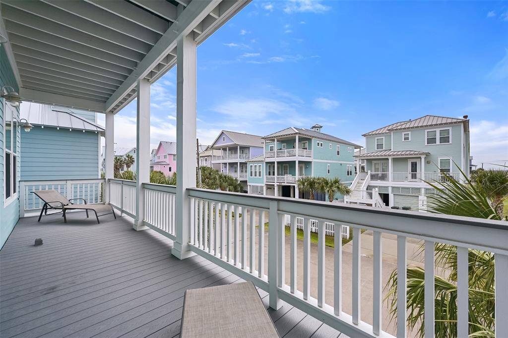 Private front patio area extends your living spaces from indoors to the outdoors!