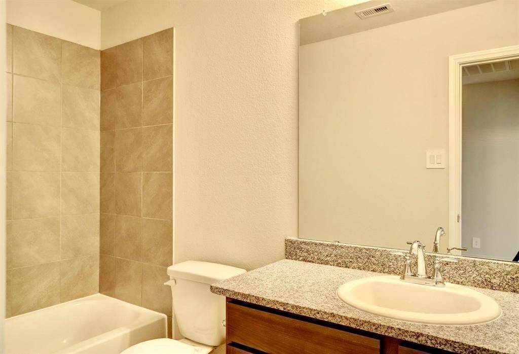 Full Guest Bath Upstairs