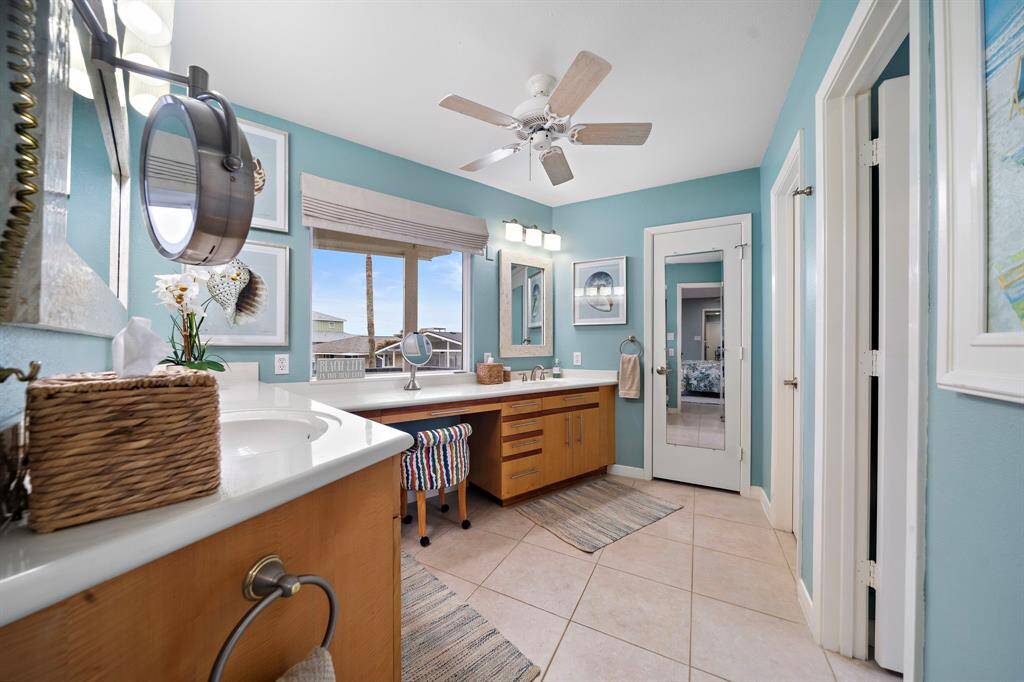 Primary en-suite bathroom with 2 spacious walk in closets.