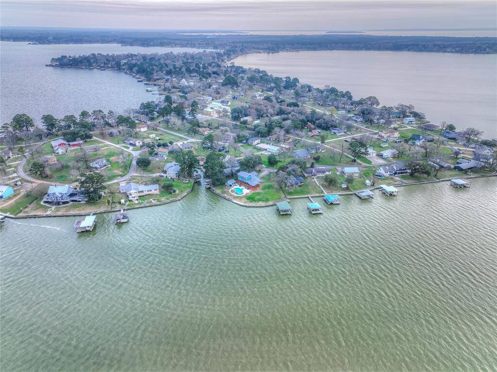 Highly sought after peninsula location in Indian Hills Estates