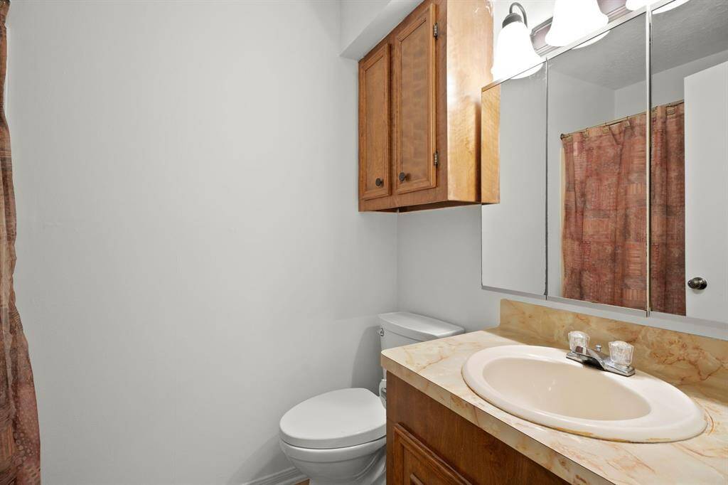 Secondary bathroom with shower/bathtub combo.