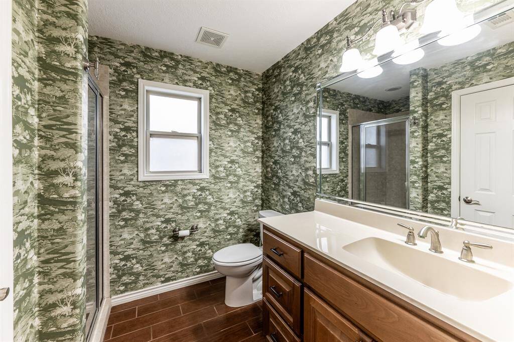 Downstairs full guest bath