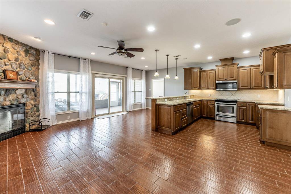 Combo open living/dining to kitchen