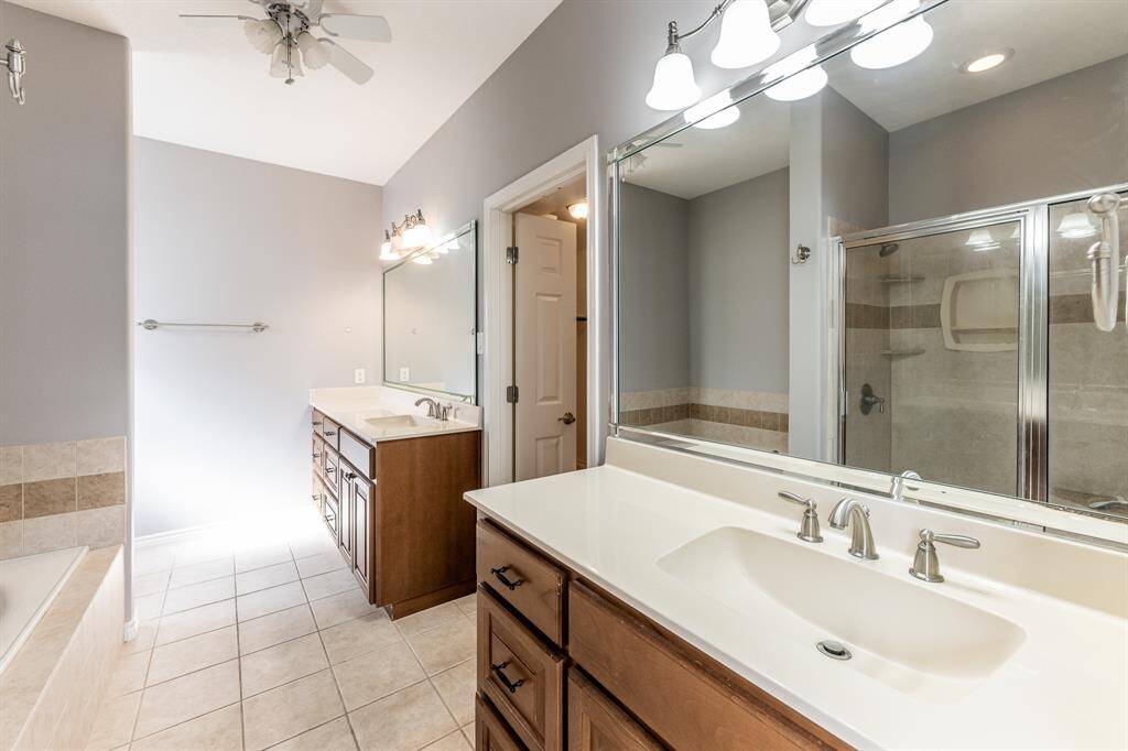 2 sinks in primary bath