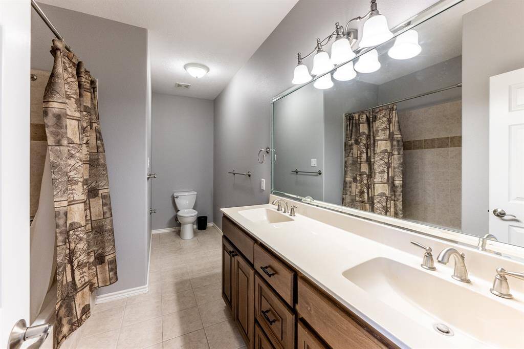 Upstairs full Bath
