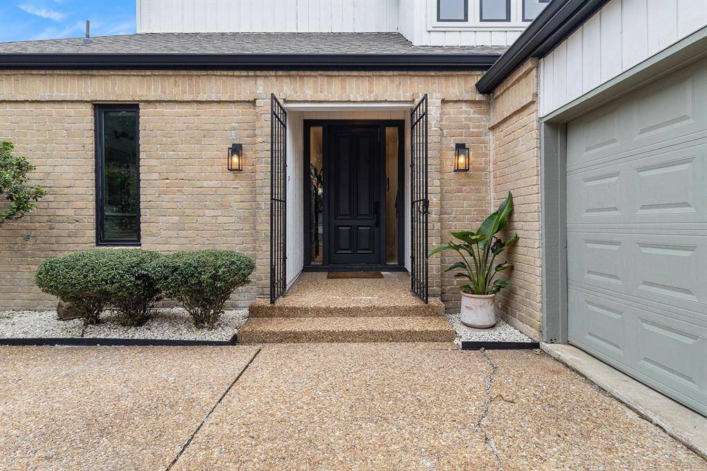 A bright and welcoming entryway with light flooring and walls, leads to the living room with extensive views over the golf course. Natural light fills the area, creating an inviting atmosphere.