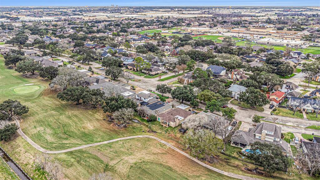 Here you can see how there is easy access to Highway 59/69