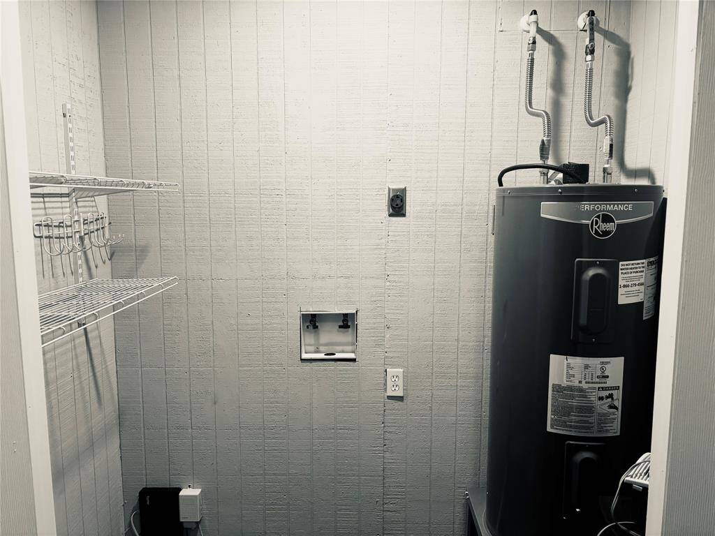 Spacious utility room with washer and dryer hook -ups !