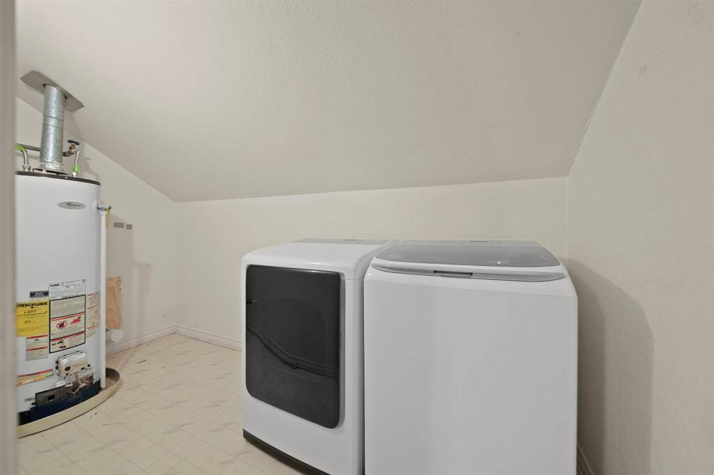 Upstairs full bath.